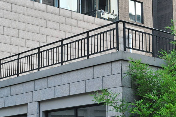 家庭陽(yáng)臺(tái)護(hù)欄選購(gòu)指南：湖北護(hù)欄廠家教你看懂荷載標(biāo)準(zhǔn)